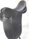 STAR dressur sadel "�k�nomi"  -  str. 17�" - robust og god kvalitet til prisen - dybt s�de medium kn�puder - lange grordstropper der er nylonforst�rket.  Bomvidde  normal + bred.